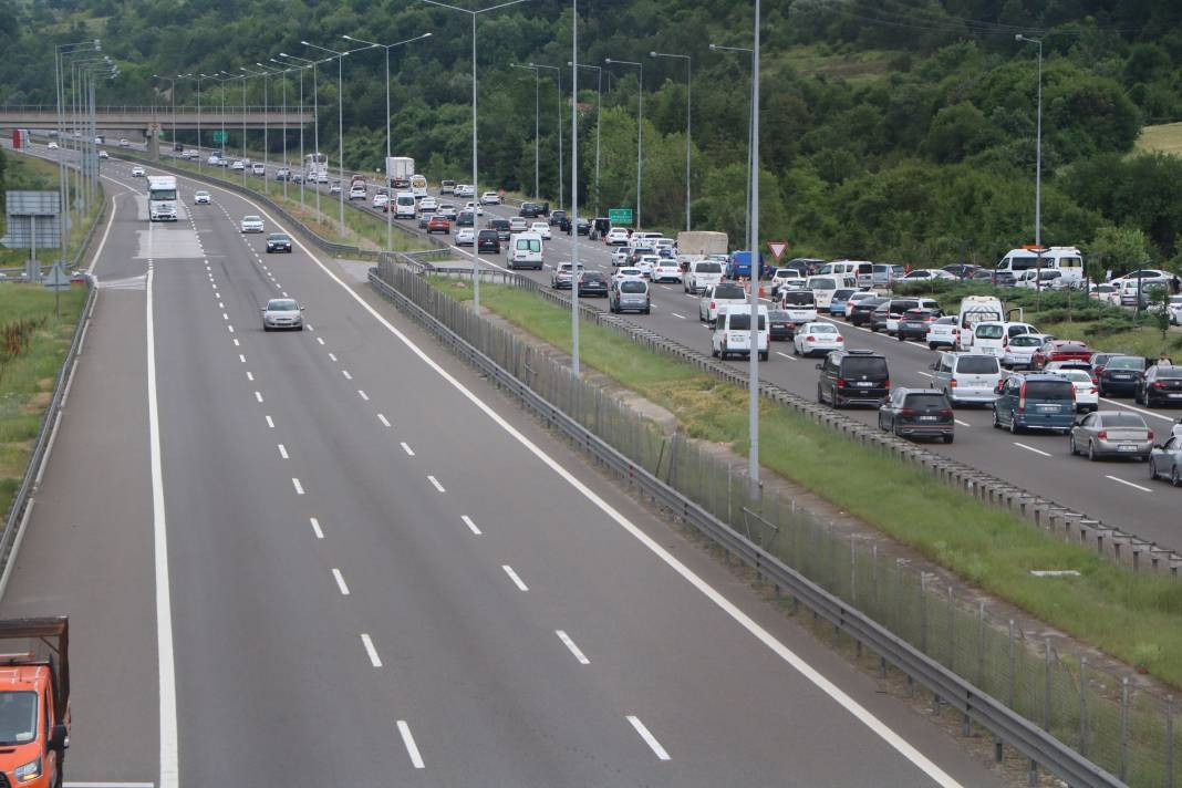 Bolu geçişi resmen kilit! Tatilciler yola çıktı. Her geçen dakika artıyor - Resim: 4